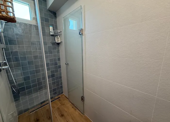 Smile Old With Free Parking And Sea View