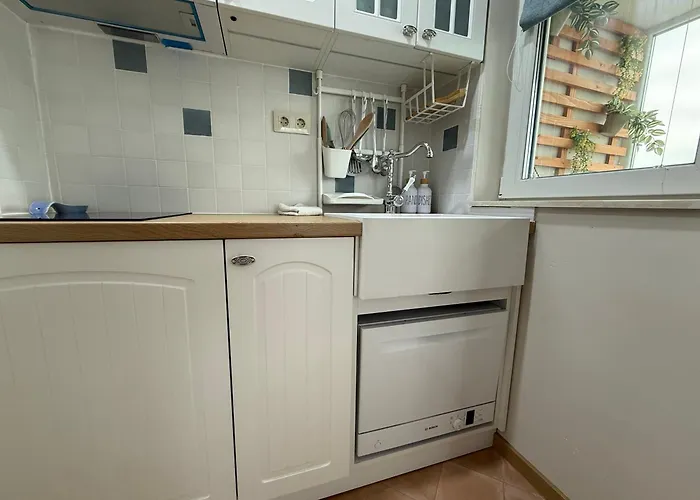 Smile Old With Free Parking And Sea View