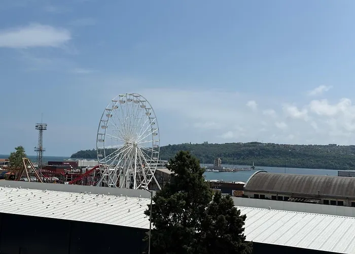 Smile Old With Free Parking And Sea View Апартаменты